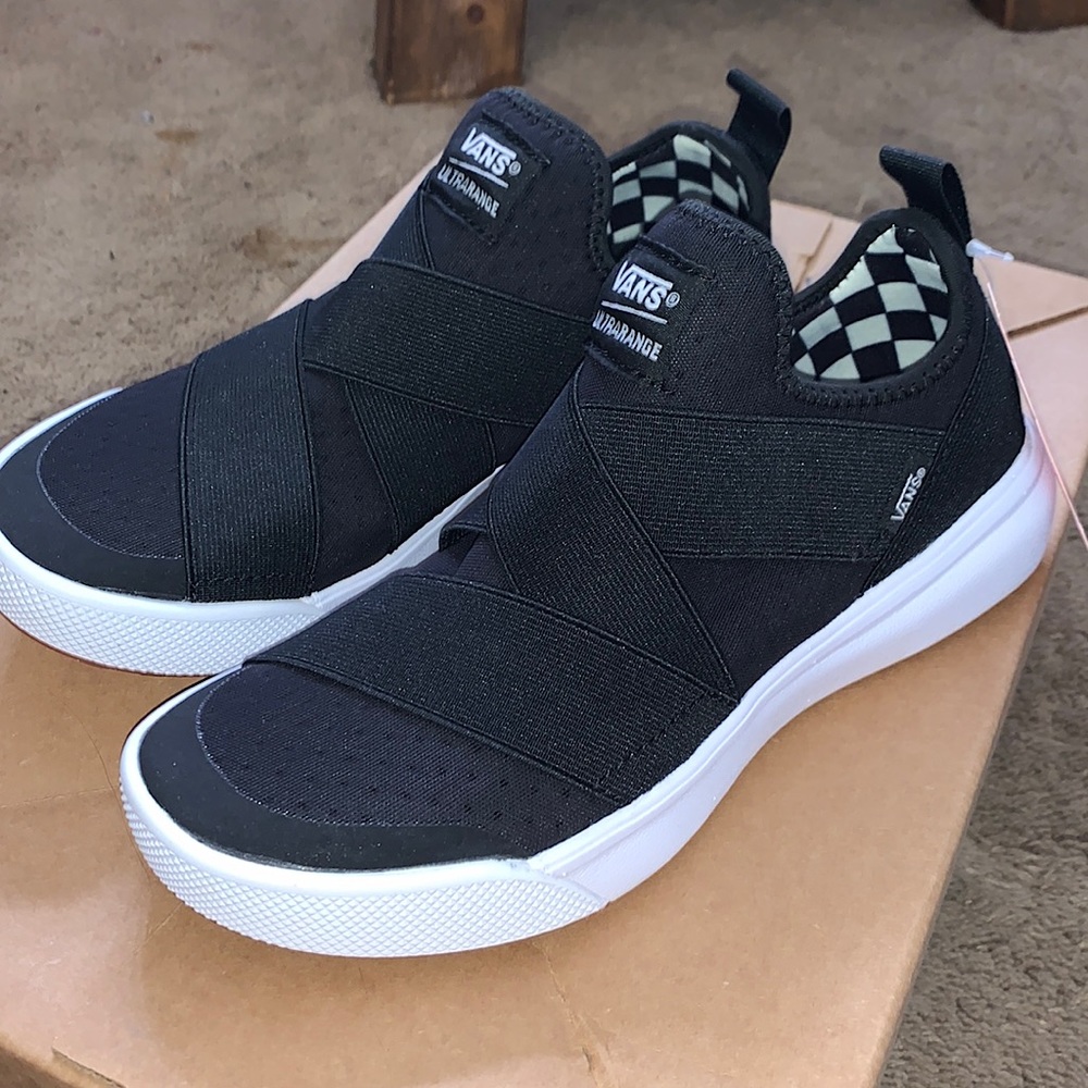 NEVER WORN VANS ULTRARANGE GORE IN BLACK. SIZE 7.5 WOMENS